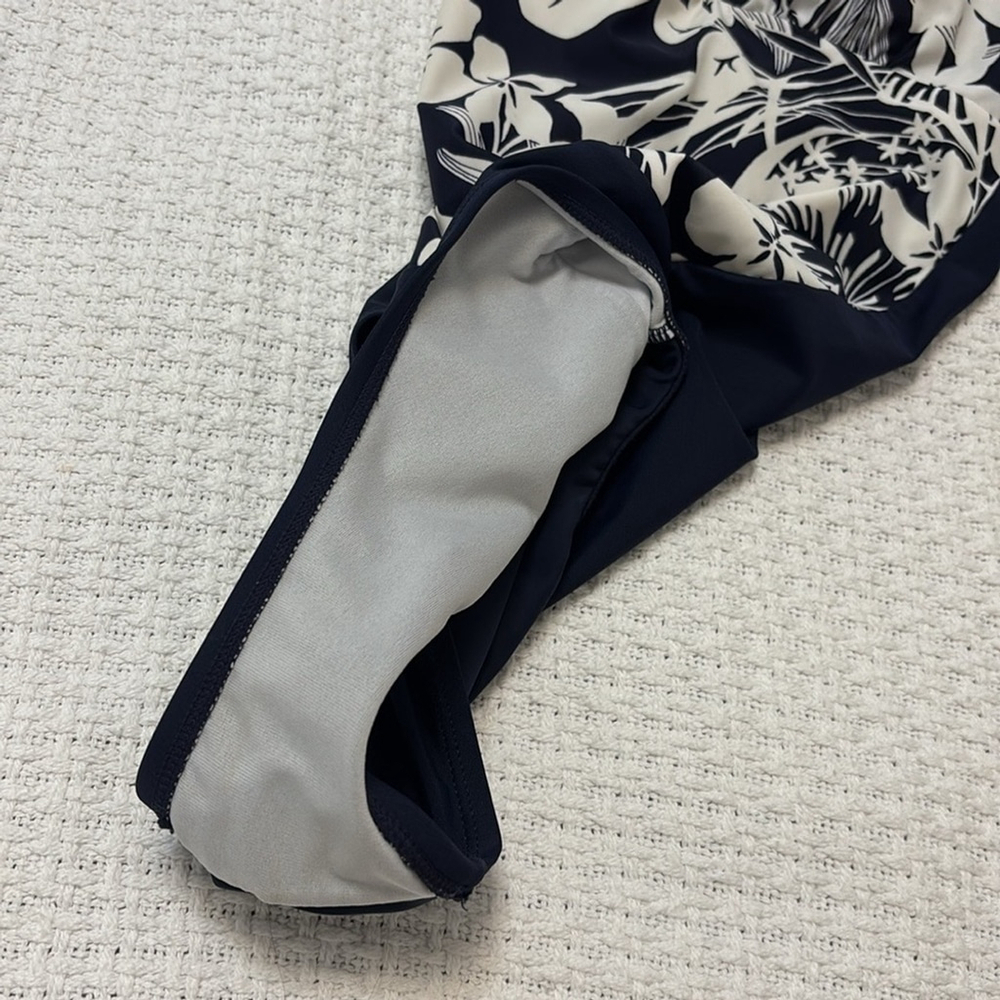 KRISTA floral Black & white one piece Bathing suit padded cups v-neck size 8 - Picture 10 of 12